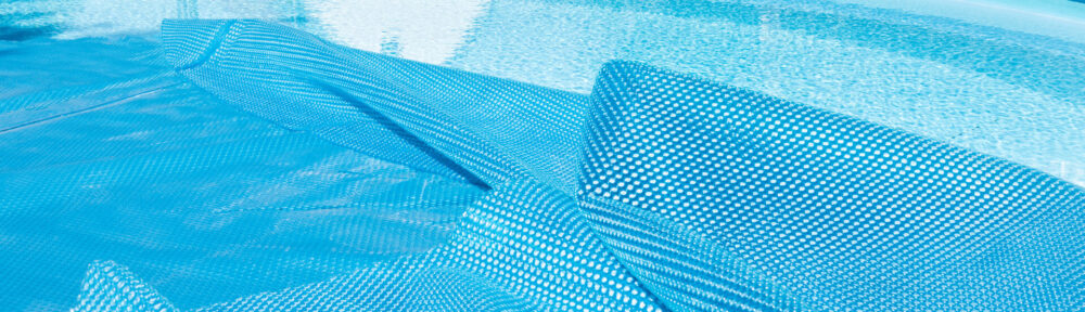 Swimmingpool mit aufgeklappter Abdeckung, Poolfolie