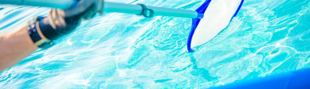 Pflege des Pools, Swimmingpoolreinigung mit Kescher.