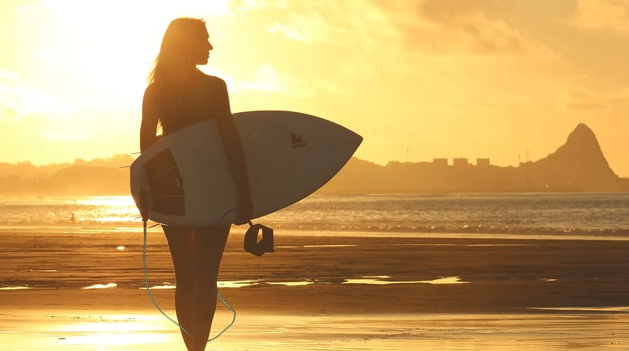 Mit einem elektrisch betriebenen Surfbrett wird gewährleistet, dass auch bei wenig Wind gesurft werden kann